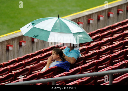 Baseball-Fans warten auf den Beginn eines Spiels im Regen in Cincinnati Stockfoto