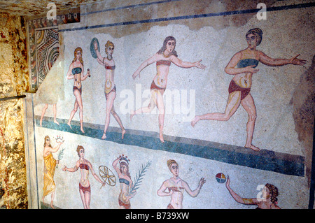 2000 Jahre alte römische Mosaiken in Piazza Armerina, Romana del Casale, Sizilien, Italien. Mädchen in Bikinis. Stockfoto