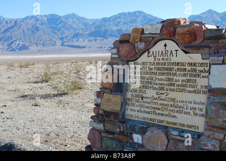 Autobahn-Marker für Ballarat eine Geisterstadt am Rande der Panamint Mountains im Death Valley Nationalpark CA USA Stockfoto
