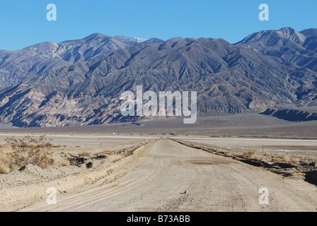 Straße nach Ballarat in Panamint ausgetrockneten Sees am Rande der Panamint Mountains im Death Valley Nationalpark CA USA Stockfoto