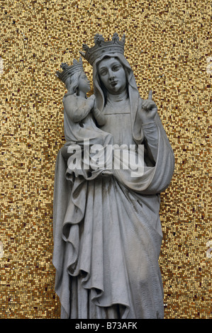 Eine Statue der Heiligen Anna Holding das Kind Maria Stockfoto