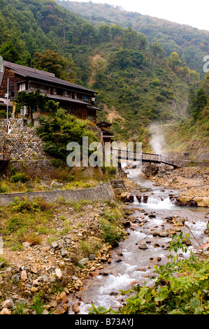 Korakukan, eine hölzerne Onsen Ryokan unter Affenpark Jigokudani in Nagano, Japan Stockfoto