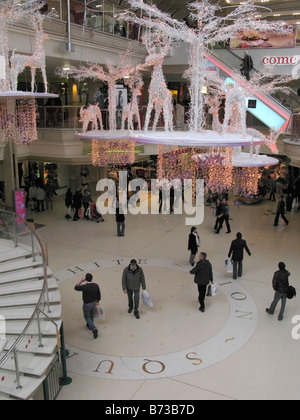 Menschen, die nahe Burg Mall Getue, Weihnachtszeit, Norwich UK Stockfoto