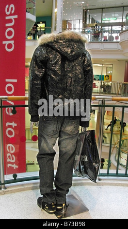 Puppe des Einkäufers über Christnas Sardisch in Shopping-Mall, Norwich, Großbritannien Stockfoto