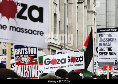 Anti-Israel Gaza Massaker protestieren vor Israels Botschaft, London, UK Stockfoto