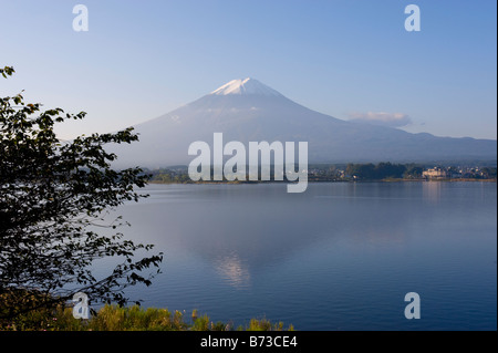 Mount Fuji gesehen von Kawaguchi-See in Japan Stockfoto