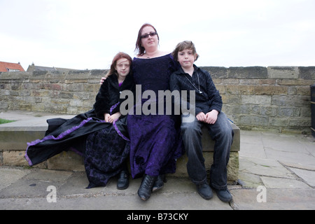 Whitby Goten Festival. Eine Goth-Familie alle verkleidet als Goten. Goten aus ganz Europa versammeln sich für die Goten festival Stockfoto