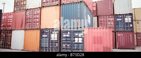 Metall Frachtschiffahrt Container per Schiff, Bahn und LKW Stockfoto