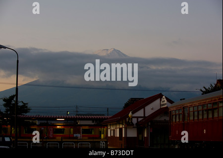 Mount Fuji gesehen von Kawaguchiko Bahnhof in Japan Stockfoto