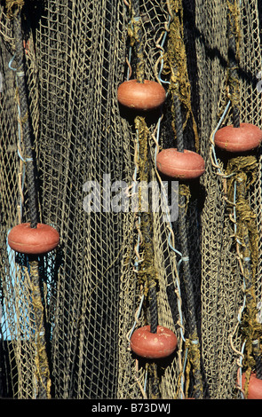 Angeln Netze und schwimmt Hung Up zum Trocknen in die Mittelmeer Hafen von Le Grau-du-Roi, Gard, Südfrankreich Stockfoto