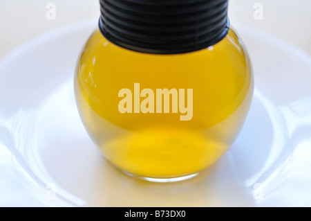 Nahaufnahme von [grüner Tee] in Glasbehälter auf weißen Teller Stockfoto