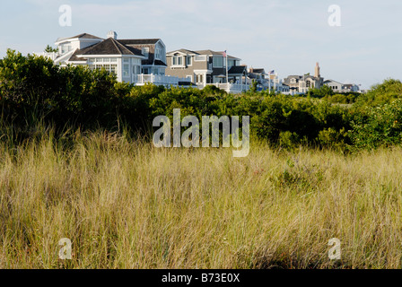 Oceanside gehobenen Häuser, Avalon, New Jersey. Ein Puffer von Düne Gräser schützt die Küste vor Erosion. Stockfoto