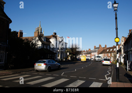 Blick entlang Bedford Street, die Hauptstraße durch das Dorf von Woburn Bedfordshire uk Stockfoto