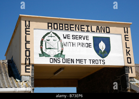 Tor zum Gefängnis von Robben Island mit dem Gefängnis Offiziere Motto servieren wir Ihnen mit Stolz Cape Town-Südafrika Stockfoto