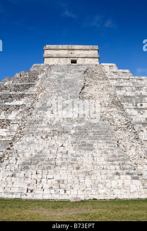 CHICHEN ITZA, Mexiko – El Castillo (auch bekannt als Tempel des Kuklcan) an den alten Maya-Ruinen in Chichen Itza, Yucatan, Mexiko 081216092402 4392.NEF. Chichen Itza auf der Halbinsel Yucatan in Mexiko ist eine bedeutende archäologische Stätte, die die reiche Geschichte und das fortgeschrittene wissenschaftliche Wissen der alten Maya-Zivilisation zeigt. Am bekanntesten ist die Kukulkan-Pyramide oder „El Castillo“, eine vierseitige Struktur mit 91 Stufen auf jeder Seite, die in einem einzigen Schritt an der Spitze der 365 Tage des Sonnenjahres ihren Höhepunkt erreicht. Stockfoto