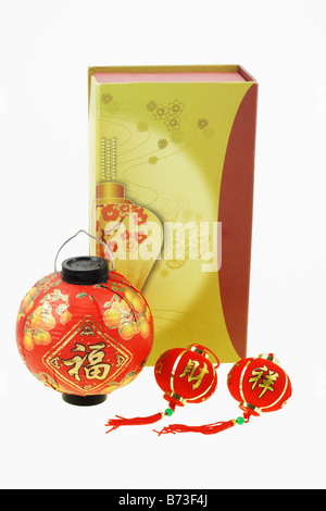 Chinesisches Neujahr rote Laterne Ornament und Geschenk-Box auf weißem Hintergrund Stockfoto