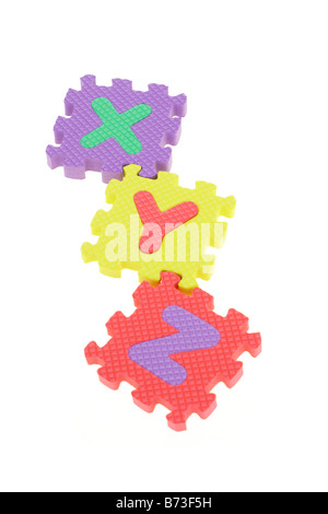 Bunte Puzzle-Blöcke mit Alphabeten XYZ auf weißem Hintergrund angeordnet Stockfoto