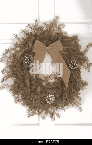 Ein Weihnachtskranz an der weißen Eingangstür eines Hauses hängen Stockfoto