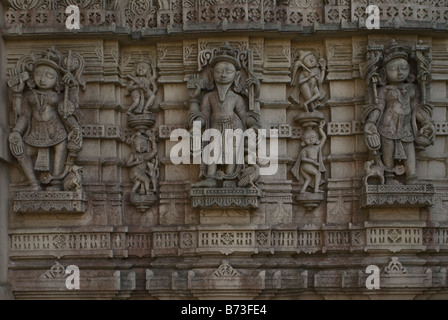 SCHNITZEREIEN AN DER WAND DER JAIN-TEMPEL IN SATRUNJAYA, GUJARATH Stockfoto