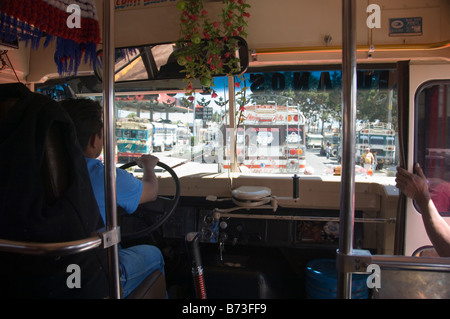 Blick vom Beifahrersitz eines so genannten "Huhn-Busses". Guatemala Stockfoto