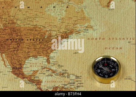 BRS Kompass auf eine alte Karte mit dem Atlantischen Ozean und den Vereinigten Staaten von Amerika