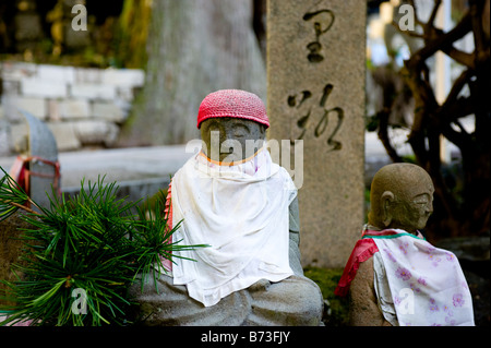 Ein paar Jizo Statuen im Okunoin Friedhof am Berg Koya in Koyasan, Wakayama, Japan. Stockfoto