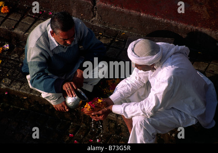 Indien, Uttarakhand, Haridwar, Menschen, die dem Fluss Ganges opfern Stockfoto