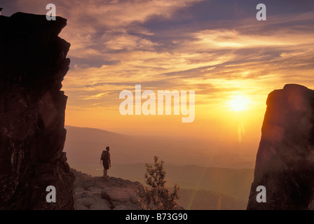 Wanderer bei Sonnenuntergang auf Buckelwale Felsen, Appalachian Trail, Blue Ridge Parkway, Virginia, USA Stockfoto