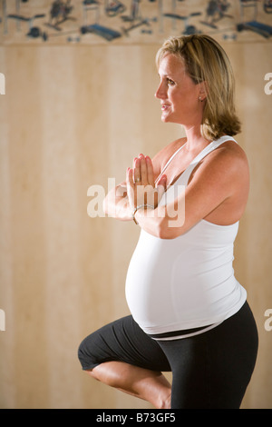 Schwangere Frau praktizieren Yoga Übung Studio, mit Yoga-pose Stockfoto