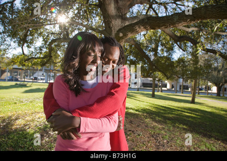 Young African American Paar im Freien im Park umarmt Stockfoto