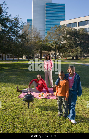 Young African American Familie ein Picknick im Freien im park Stockfoto