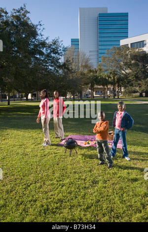 Young African American Familie ein Picknick im Freien im park Stockfoto