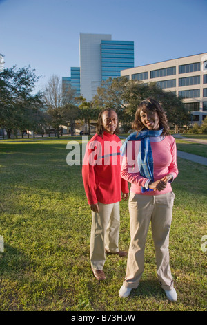 Young African American paar stehen im park Stockfoto