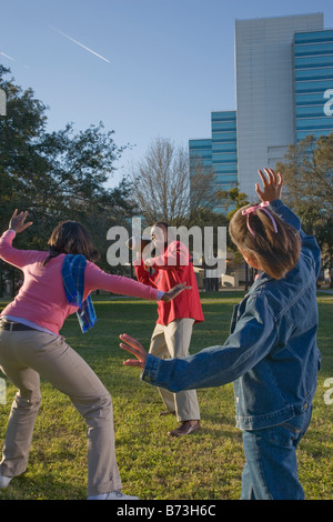 Afroamerikanische Familie Fußball im park Stockfoto