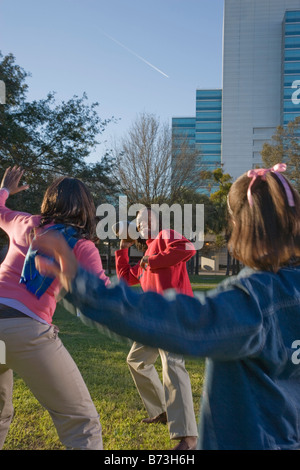 Afroamerikanische Familie Fußball im park Stockfoto