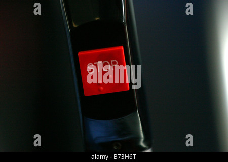 Stop-Schild in einem Bendy Bus Stockfoto