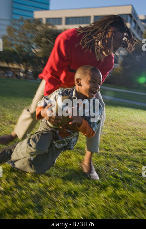 Afroamerikanischen Vater und Sohn Fußball spielen Stockfoto