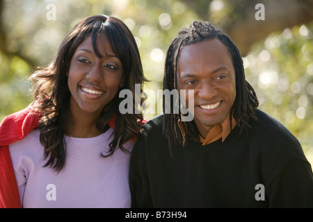 Porträt der jungen afrikanischen amerikanischen Ehepaar im freien hautnah Stockfoto