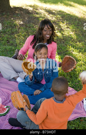 Young African American Familie ein Picknick im Freien im park Stockfoto