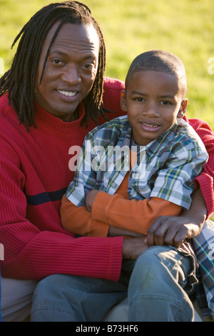 African American Vater Holding Sohn im freien Stockfoto