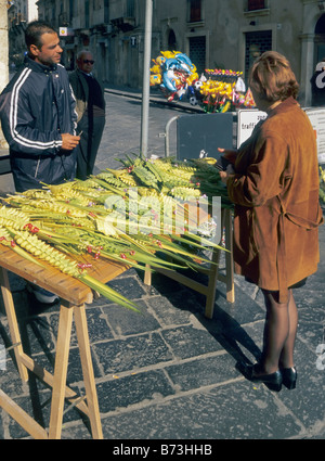 Palm-Bäume-Anbieter am Palmsonntag am Corso Vittorio Emanuele in Noto-Sizilien-Italien Stockfoto