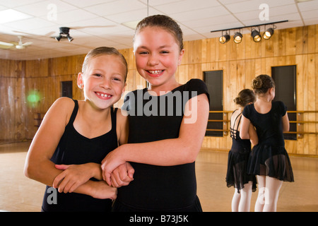 Mädchen lächelnd in Tanzstudio Ballerina Trikots tragen Stockfoto