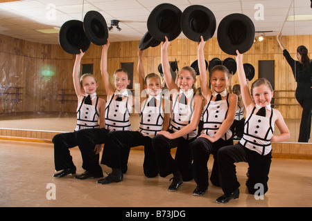 Gruppe von Mädchen in Tracht, die Proben im Tanzstudio mit Lehrer Stockfoto