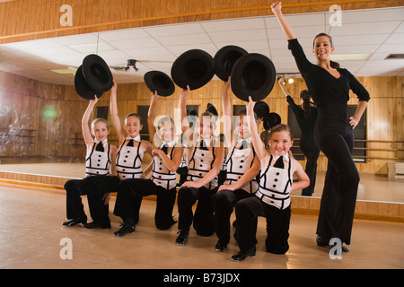 Gruppe von Mädchen in Tracht, die Proben im Tanzstudio mit Lehrer Stockfoto