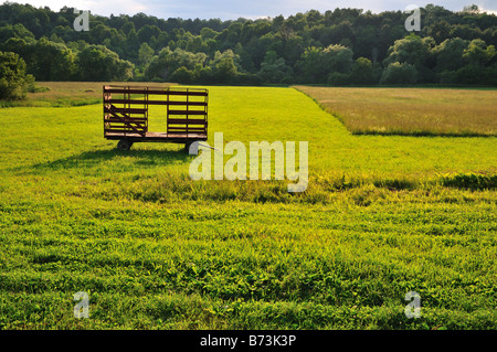 Leere Heuwagen in einem New York-Feld im Sommer Stockfoto