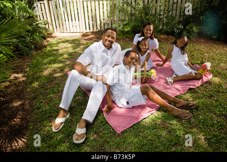 Glücklich afro-amerikanische Familie genießt Picknick im Hinterhof Stockfoto