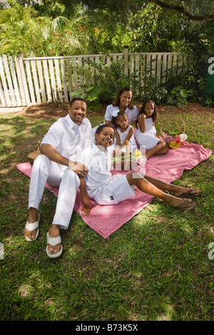 Glücklich afro-amerikanische Familie genießt Picknick im Hinterhof Stockfoto