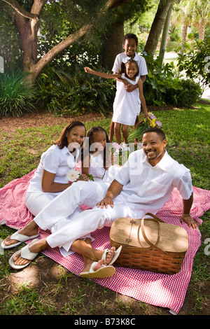 Glückliche afro-amerikanische Familie posieren für Porträt auf der Picknickdecke Stockfoto