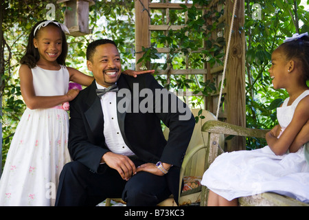 Glücklich Afro-Amerikaner mit Blumenmädchen im Pavillon am Hochzeitstag Bräutigam Stockfoto