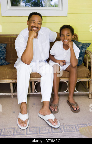 Glücklich afroamerikanischen Vater und Sohn sitzen draußen auf der Veranda Stockfoto